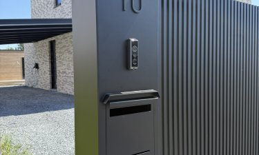 Schuifpoort met lamellen, pakket en brievenbus — Mol